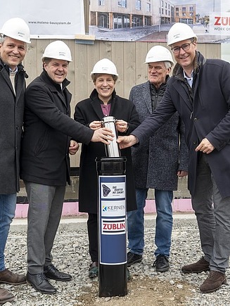 Photo of several people at the laying of the foundation stone for the Quartier project in Kernen.