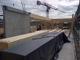 Photo of the assembly of wooden elements in the Flexim Berlin office building project