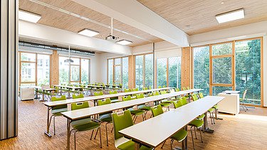 Classroom at the University of Witten. You can see a furnished interior with a LENO wooden ceiling.