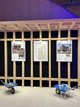 Aktuelles ZÜBLIN Timber Foto beim Richtfest Grünes Zentrum Landshut. Zu sehen ist ein Ausstellungspavillon mit Infotafeln.
