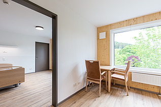 Foto der Seniorenwohnanlage Elias-Schrenk-Haus in Tuttlingen. Man sieht einen Innenraum mit LENO-ADD-Außenfassadenelement.