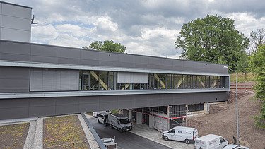 Photo of a wooden bridge structure at the district administration office in Calw.