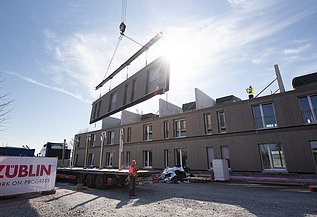 Photo of the assembly of LENO-ADD timber construction elements, on the Hangweide district construction site in Kernen