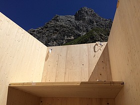 Foto der Holzbaumontage des Waltenberger Haus in Oberstdorf. LENO-BSP-Elemente.