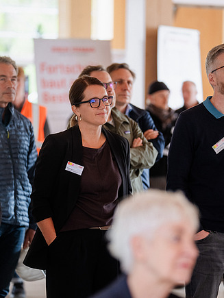 Austausch über aktuelle Entwicklungen, Herausforderungen und Lösungsansätze im modernen Holzbau.