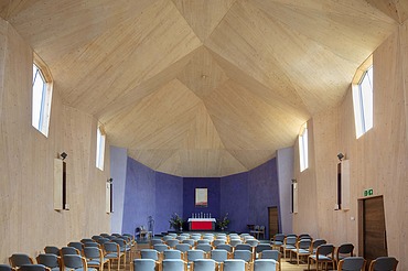 Foto eines Innenraums einer Kapelle mit großer gewölbter Holzdecke
