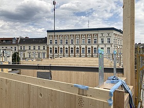 Foto der Holzbaumontage in der Stendaler Straße in Berlin. Man sieht LENO-Brettsperrholzelemente.