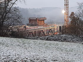 Photo of the assembly of the district administration office in Calw. You can see a wooden shell.