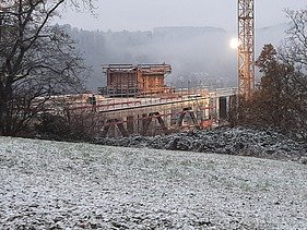 Photo of the assembly of the district administration office in Calw. You can see a wooden shell.