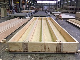 Photo of a ribbed element in the ZÜBLIN Timber production hall.