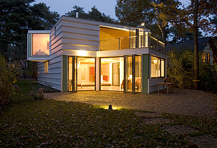 Foto eines modernen Holzhaus. LENO-BSP. Abendstimmung.
