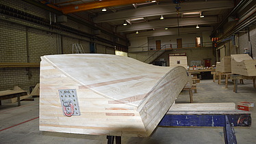 Foto eines Kelchschalenteils des Projekts Stuttgart 21.