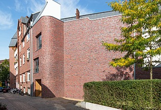 Wohnhaus Hamburg Foto eines Holzhauses mit Klinkerfassade.