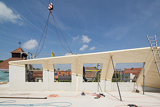 Foto der Montage von LENO-Brettsperrholzelementen. Aufstockung in Ingolstadt.