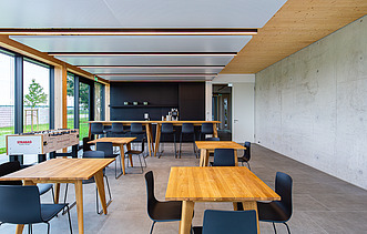 Photo of the furnished canteen room of the new ZÜBLIN office building in Langenargen