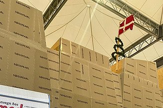 Anbringung der dänischen Fahne als Richtfest-Ritual.  