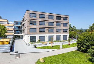 Photo of the Elias-Schrenk-Haus retirement home in Tuttlingen. You can see a building with a wooden façade.