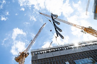 Das Dachgeschoss des Verbindungshauses mit Holzträgern und -stützen wurde Ende Juli 2026 fertiggestellt. 