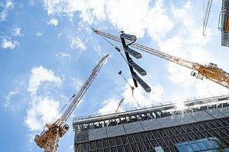 Das Dachgeschoss des Verbindungshauses mit Holzträgern und -stützen wurde Ende Juli 2026 fertiggestellt. 