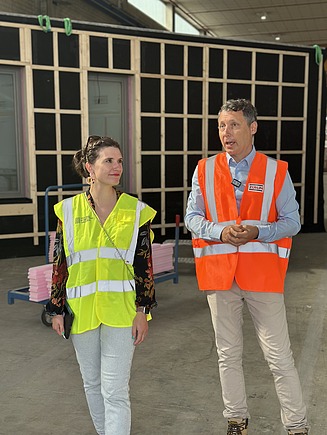 Two people in the ZÜBLIN Timber production hall