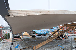 Photo of a curved wooden element on the roof of the Regensburg synagogue.