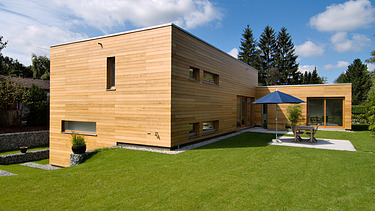 Foto eines modernes LENO-Holzhauses mit Holzfassade.