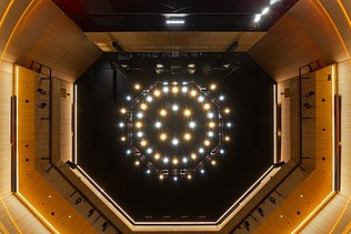 Innenaufnahme des Globe Theaters in Coburg. Zu sehen ist der Showroom mit Blick von oben nach unten.