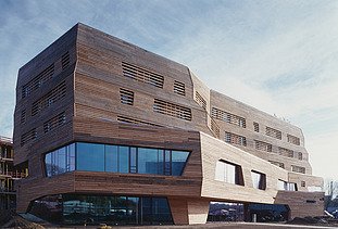 Photo of the Wälderhaus in Hamburg. You can see a building with a wooden façade.