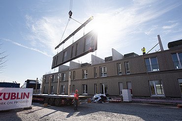 Quartier Hangweide, Kernen Foto der Montage von LENO-ADD-Holzbauelementen, auf der Baustelle Quartier Hangweide in Kernen