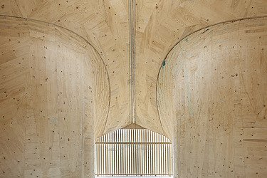 Foto eines Innenraumes aus Holz. Man sieht Holzelemente von S21 für das Projekt Ingersheim.