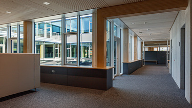 Interior photo of the Paul-Klee-Gymnasium in Gersthofen. You can see a timber mullion and transom window façade.