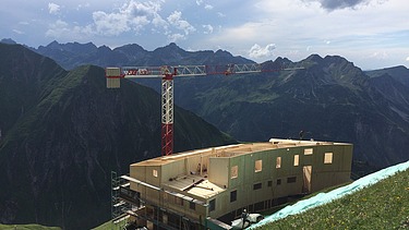Foto der Holzbaumontage des Waltenberger Haus in Oberstdorf. LENO-BSP-Elemente.