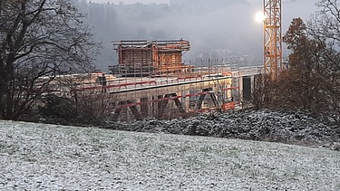 Foto der Montage des Landratsamts in Calw. Zu sehen ist ein Rohbau aus Holz.