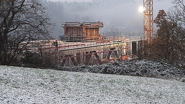 Photo of the assembly of the district administration office in Calw. You can see a wooden shell.