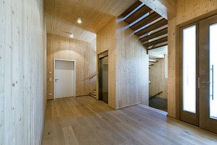 Photo of a wooden staircase. LENO-BSP.