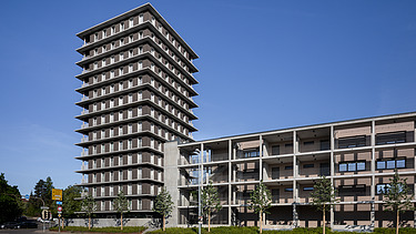 Foto des Holzgebäudes CARL in Pforzheim. Man sieht eine Außenaufnahme mit brauner Holzfassade.