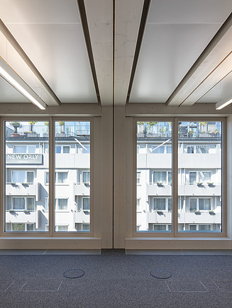 Brettschichtholzstützen und -träger für die Holzbeton-Verbunddecken.