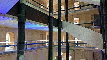 Baustellenfoto eines Innenraumes. Rohbau aus Brettsperrholz.