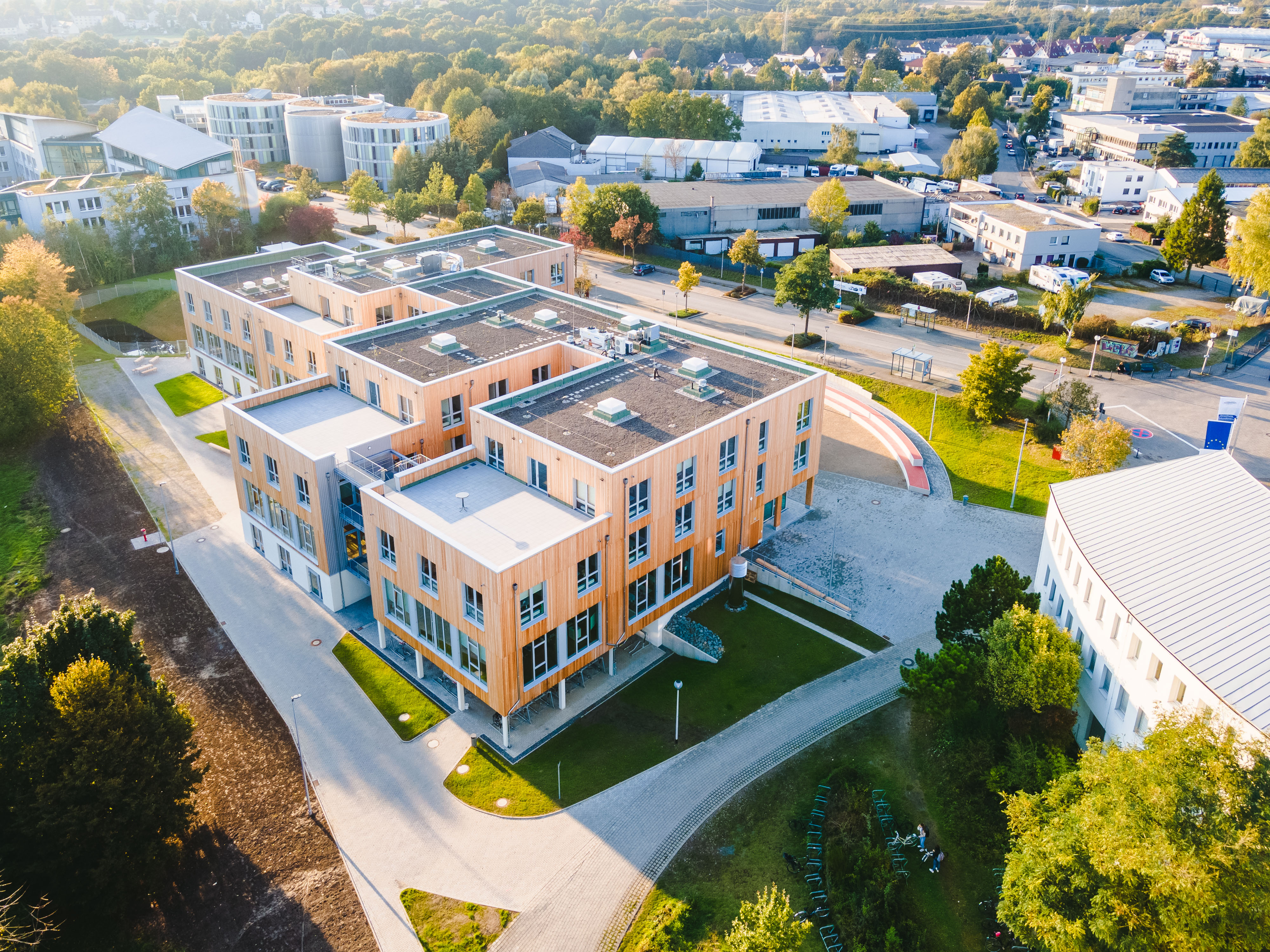 Bird's eye view of a large wooden building. University of Witten-Herdecke.