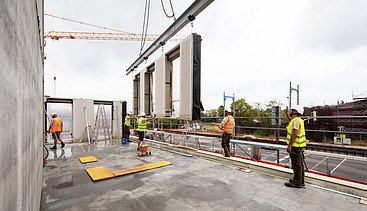Foto von der Montage von Holzelementen auf der Baustelle CARL in Pforzheim.
