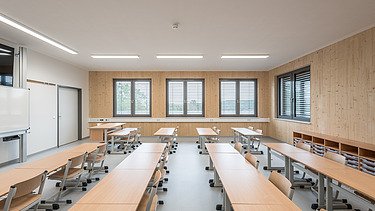 Innenaufnahme der Schule in Erfurt. Man sieht ein Klassenzimmer und eine LENO-ADD-Holz-Außenwand.