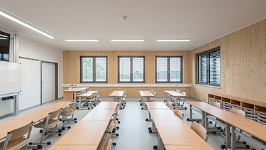 Interior photo of the school in Erfurt. You can see a classroom and a LENO ADD timber exterior wall.