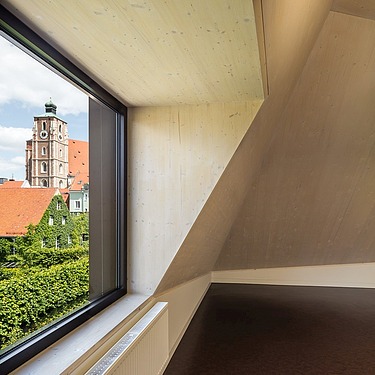 Foto eines Fensterausschnittes mit Innenwänden aus LENO-Brettsperrholz.