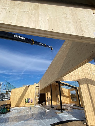 Photo of the assembly of the LENO cross-laminated timber elements. You can see large wooden elements.