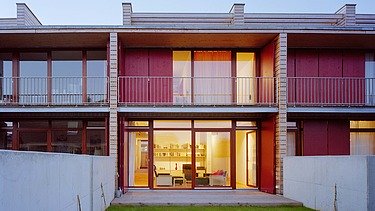 Foto der Reihenhausanlage Kranichstein. Zu sehen ist ein Detailbild eines Hauses.