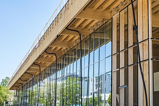 Foto der Holz-Glasfassade des Gebäudes JOWAT Haus der Technik.