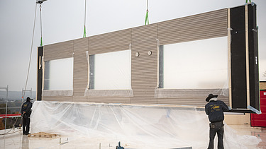 Photo of the Elias-Schrenk-Haus retirement home in Tuttlingen. You can see the installation of a LENO ADD external wall element.