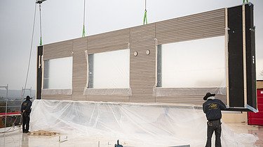 Photo of the Elias-Schrenk-Haus retirement home in Tuttlingen. You can see the installation of a LENO ADD external wall element.