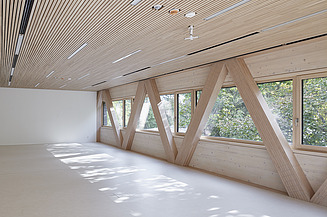 LENO-KIT from ZÜBLIN Timber. Ruhestein visitor center project Photo of an interior of the Ruhestein visitor center. You can see a wooden ceiling and glulam beams on the walls.