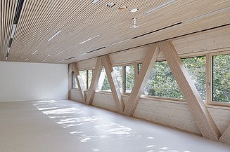 LENO-KIT from ZÜBLIN Timber. Ruhestein visitor center project Photo of an interior of the Ruhestein visitor center. You can see a wooden ceiling and glulam beams on the walls.